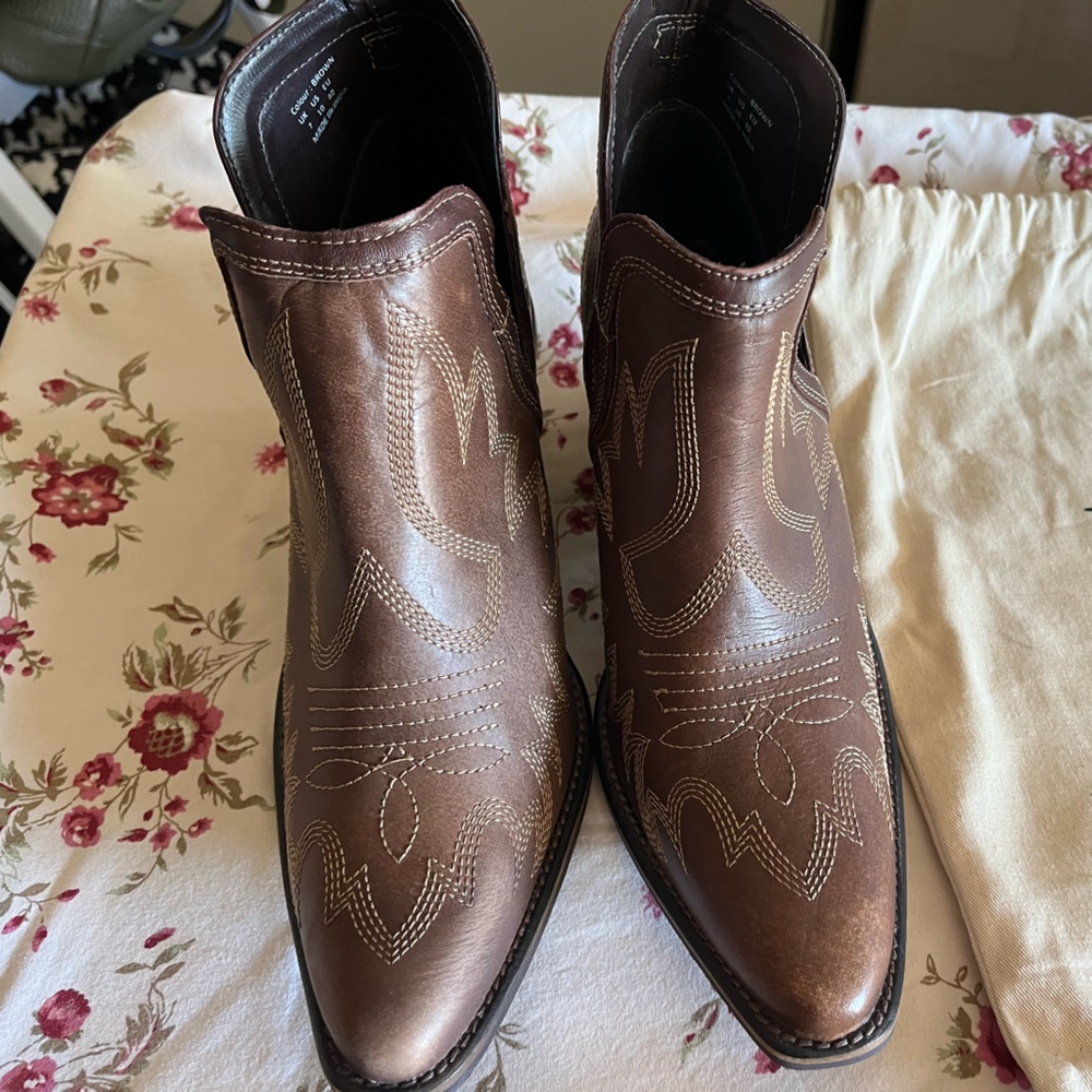 NWT Myra Frunpy Booties size 10 with dust bag